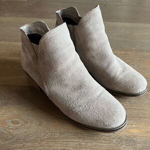 EUC Blondo Lanka Waterproof Suede Zip Ankle Boots Booties in Mushroom Size 9